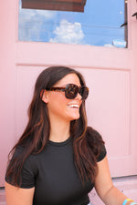 Trendy Oversized Sunglasses – Tortoiseshell Square Frames for a Bold Look
Chic and stylish, these oversized tortoiseshell sunglasses offer full coverage with a modern square shape – perfect for sunny days and fashion-forward outfits.